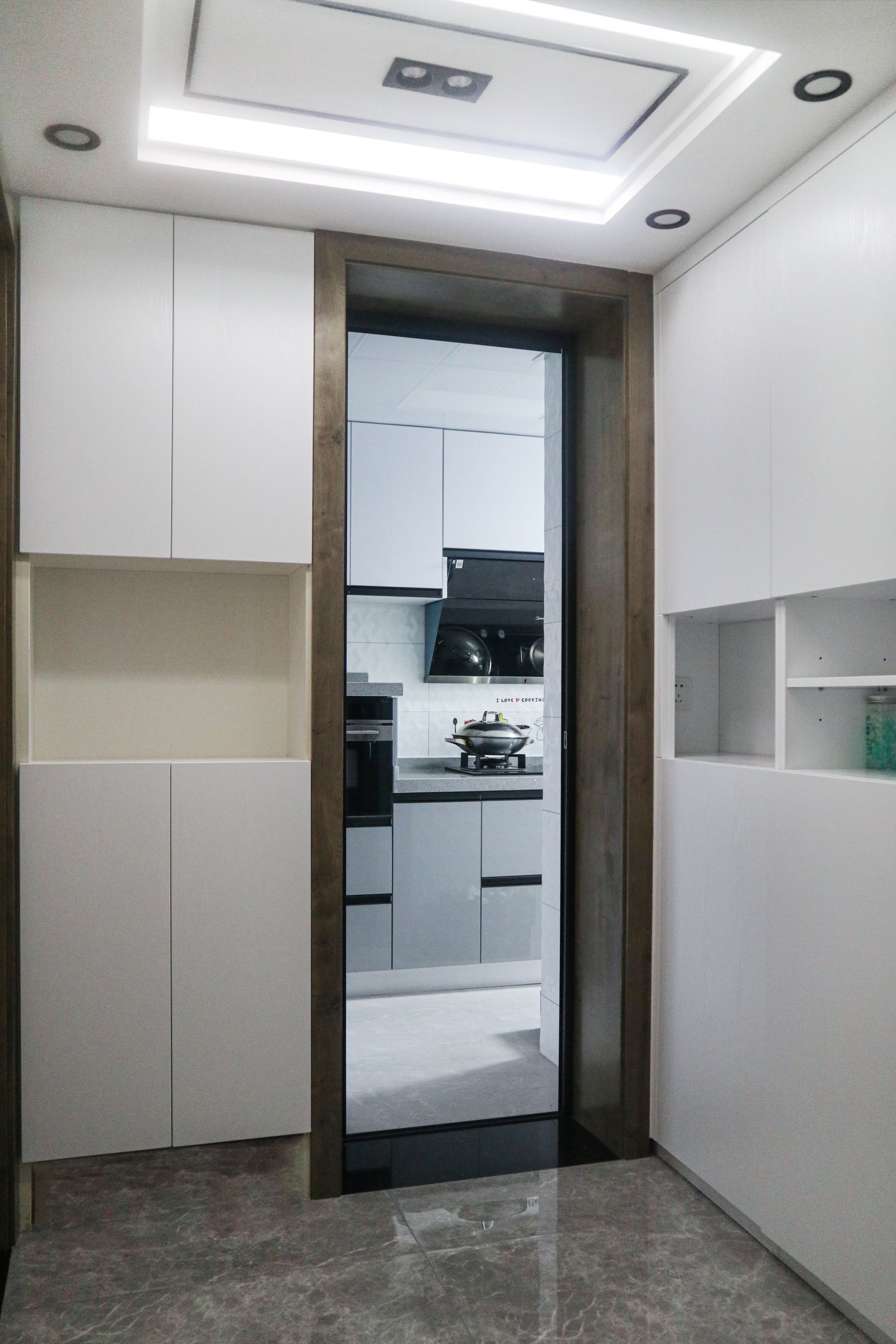 入戶對面以衛(wèi)生間墻體內(nèi)推30公分，騰出一個入戶鞋柜的空間，增加更多的收納功能~